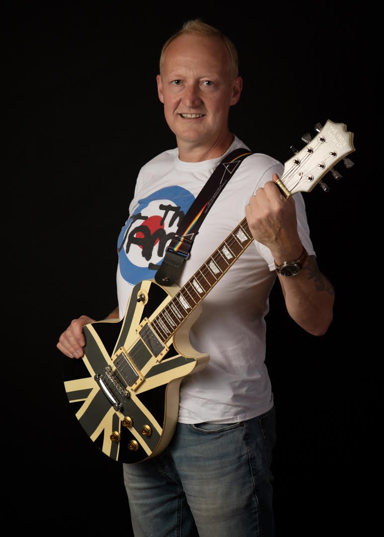 Simon Lee performing live